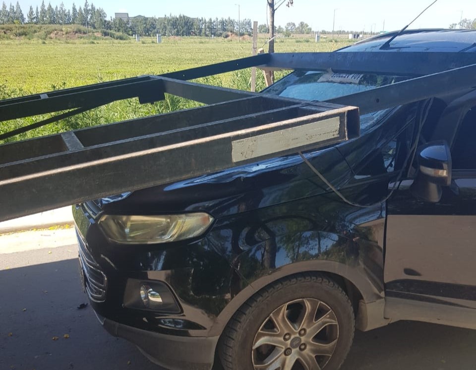 Se metió en una calle sin salida y terminó chocada por un camión